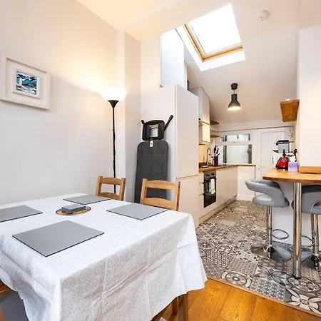 Semesterbostad Super 2-bed House 5 Min To Harcourt Tram Stop