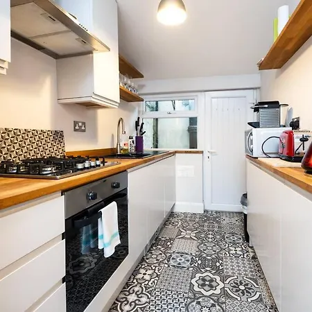 Semesterbostad Super 2-bed House 5 Min To Harcourt Tram Stop Dublin
