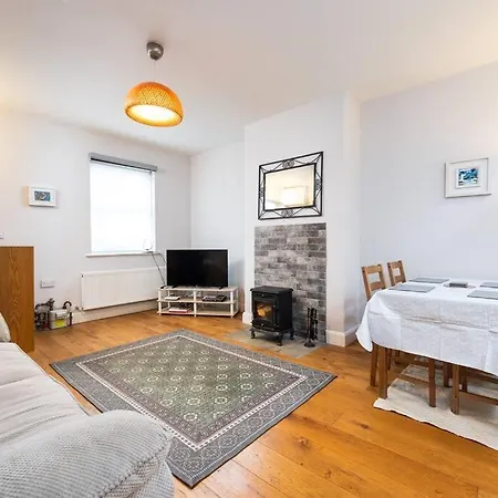 Casa de Férias Super 2-bed House 5 Min To Harcourt Tram Stop *