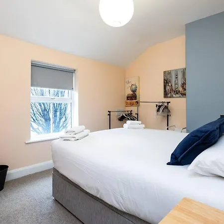 Casa de Férias Super 2-bed House 5 Min To Harcourt Tram Stop