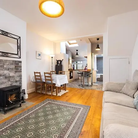 Super 2-bed House 5 Min To Harcourt Tram Stop *