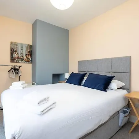 Super 2-bed House 5 Min To Harcourt Tram Stop Dublino