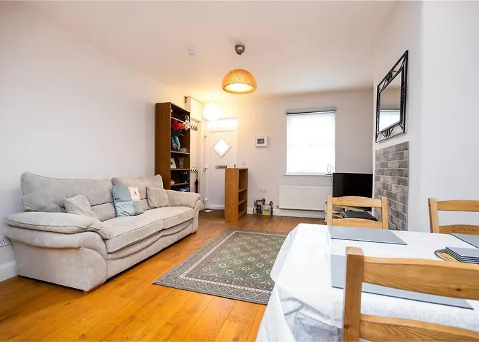 Super 2-bed House 5 Min To Harcourt Tram Stop