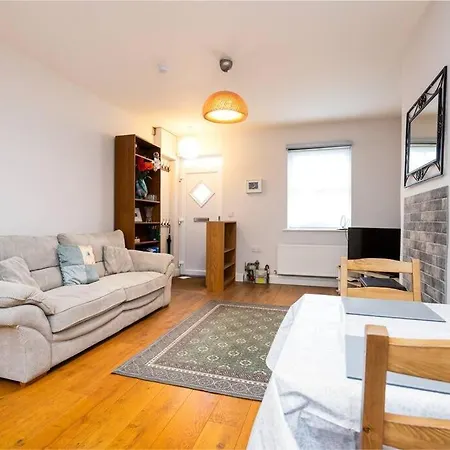 Super 2-bed House 5 Min To Harcourt Tram Stop