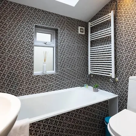 Super 2-bed House 5 Min To Harcourt Tram Stop Dublin