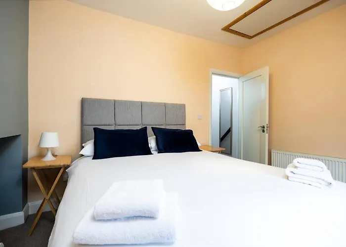 Super 2-bed House 5 Min To Harcourt Tram Stop *