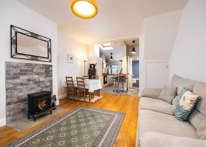 Super 2-bed House 5 Min To Harcourt Tram Stop *