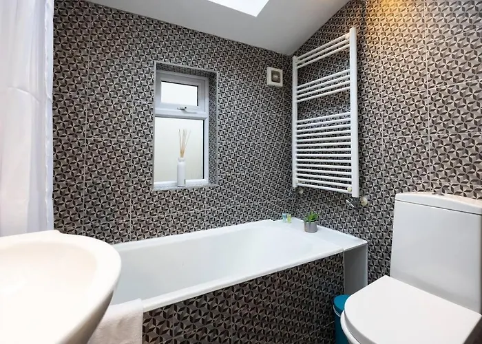 Super 2-bed House 5 Min To Harcourt Tram Stop Dublin